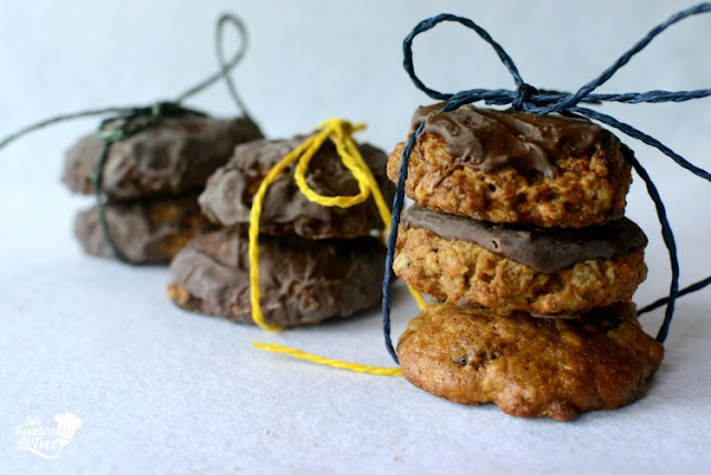 Galletas de muesli, coco y cubierta de chocolate