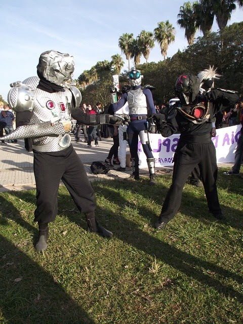 cosplayers encenando uma luta