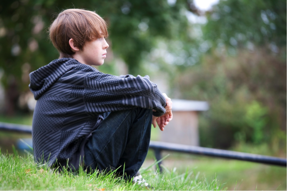 Мальчик сидит. Мальчик сидит на траве. Мальчик подросток сидит. Мальчик сидит один.