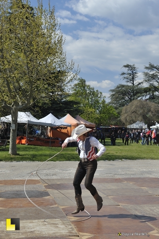 Jenny dance avec le lasso photo Pascal Blachier