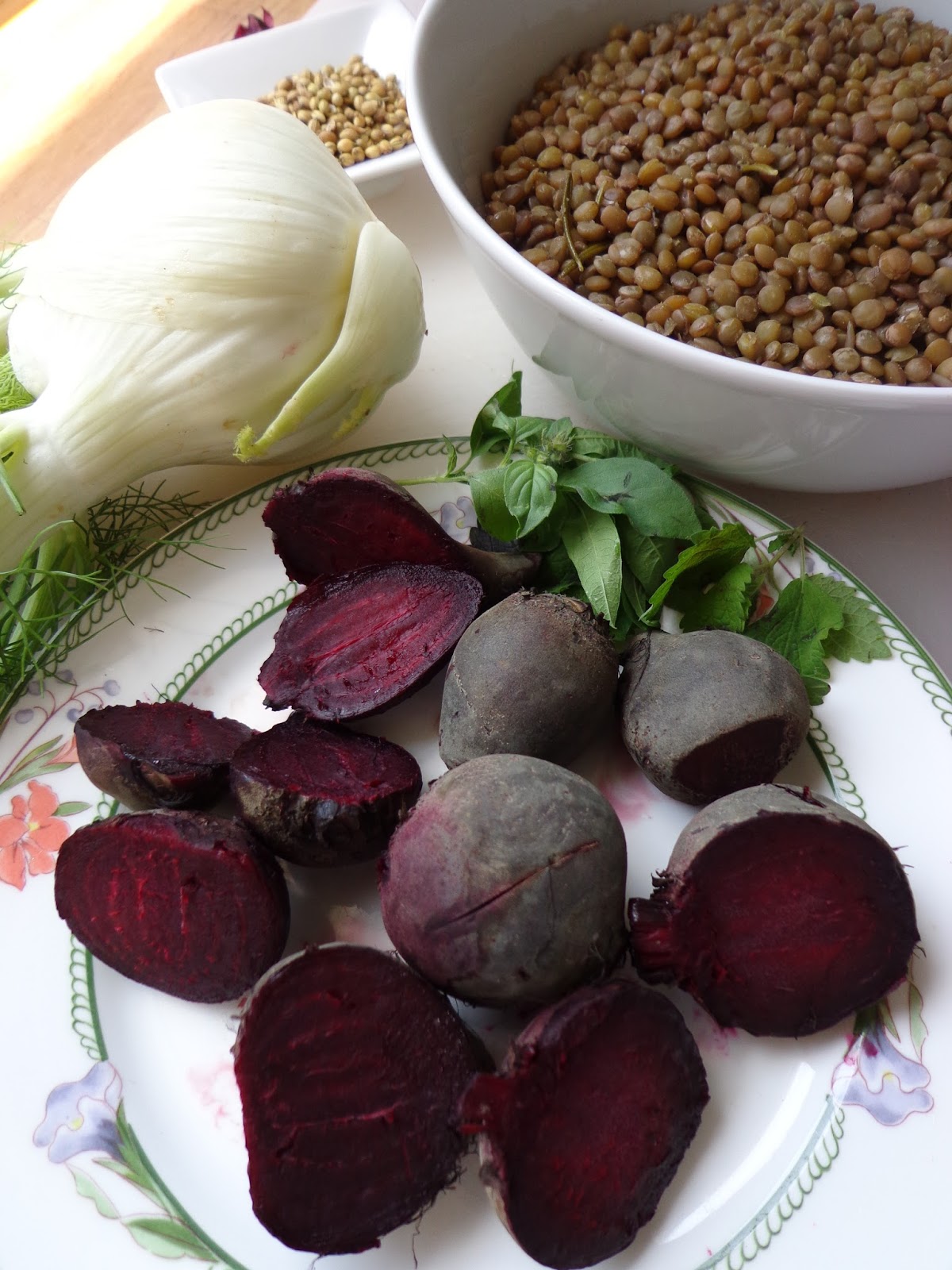 как варить свеклу на винегрет. вареная свекла в разрезе. сколько времени варить свеклу в ресторане. что приготовить со свеклой. винегрет овощной ломтиками.