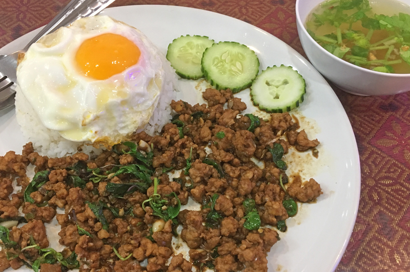 北タイの街角から クルアヤー の豚バジルご飯