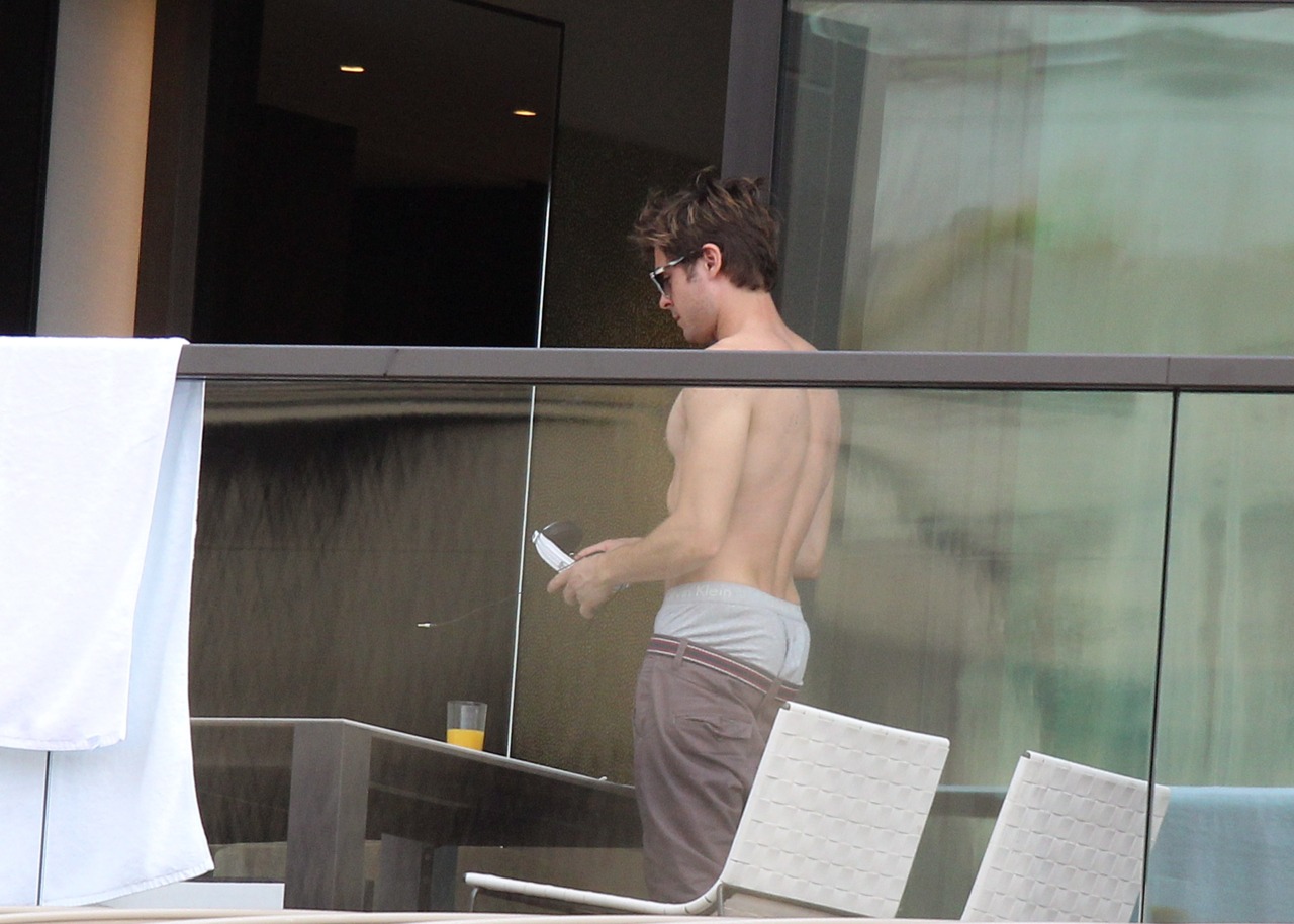 GUYS FOR "THE CAMERA": ZAC EFRON - EXPOSED, NUDE, NAKED!!!!
