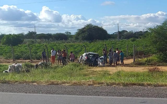 Veículo capota após motorista desviar de buraco na BR-324, trecho de Capim Grosso