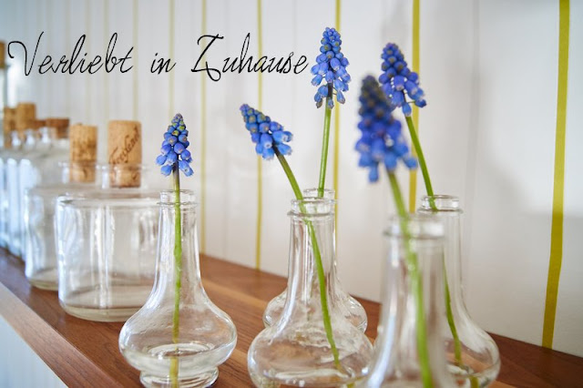Traubenhyazinthen in kleinen Vasen für Holunderbluetchens Friday Flowerday