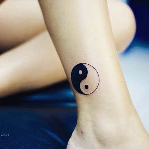 Clássico Yin Yang tatuagem no pulso. Simples, mas um dos favoritos entre o Yin Yang tatuagem entusiastas, pois denota a simplicidade e a clareza da mente.