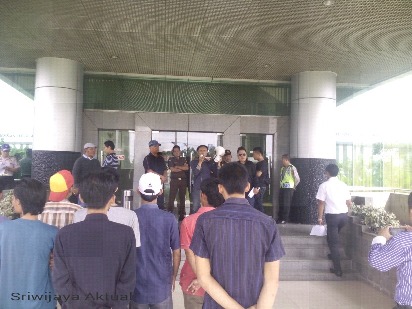 Aksi Unjuk Rasa SCI, Dugaan Korupsi Proyek Pembangunan Jaringan Listrik di Desa Macang Sakti AddTextToPhoto%252822 6 2016 0 29 10%2529