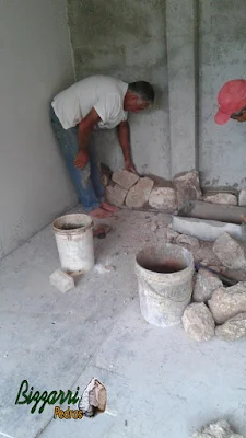 Bizzarri iniciando o revestimento com pedra moledo na parede da adega em residência em Itatiba-SP sendo a pedra moledo na cor bege. Revestimento com pedra de espessura de 15 cm.