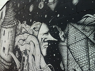 Graffiti en blanco y negro con máscara castillo y galáxia
