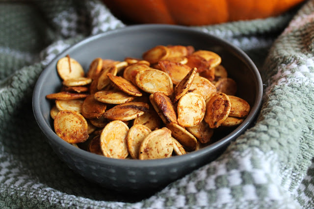 the BEST roasted pumpkin seed recipe- seriously need to make these!