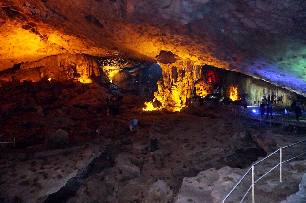 Halong Bay - Menghayati keindahan stalakmit dan stalaktit Sun Sot Cave