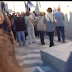 (ΕΛΛΑΔΑ)Αθήνα:Βεβηλώνουν το μνημείο ενώ τραγουδούν τον εθνικό ύμνο!(βίντεο)