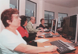 Adultos mayores aprendiendo computación.
