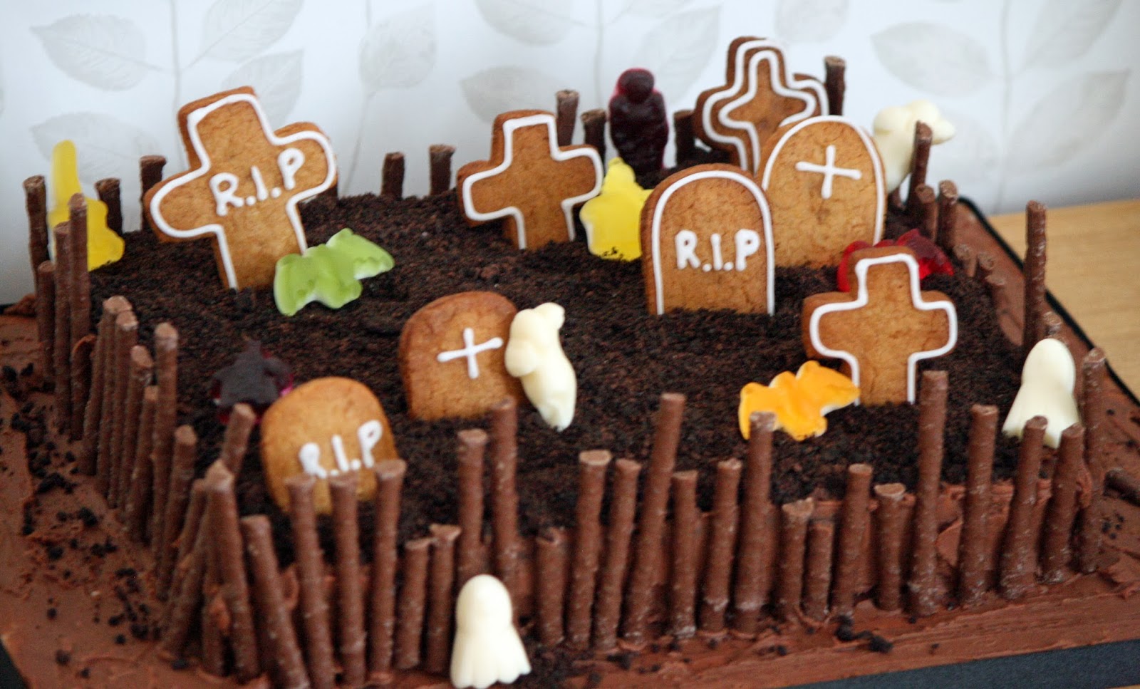 lauralovescakes&hellip; Ghoulish Graveyard Halloween Cake