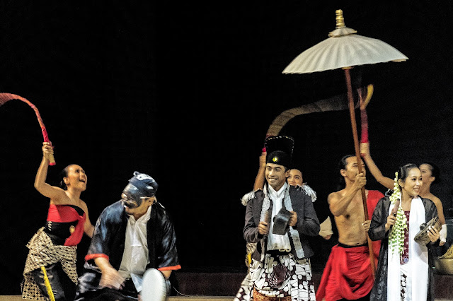 Pager Bumi, karya Garin Nugroho-teraSeni.com Pager Bumi, karya Garin Nugroho-teraSeni.com