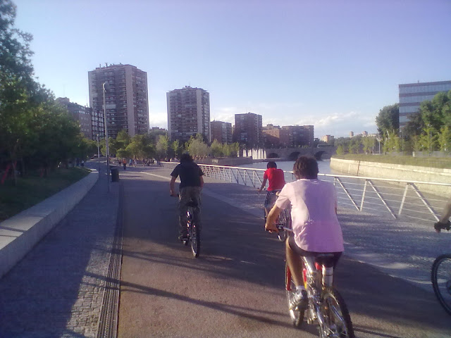 nuevas señales de la senda ciclable de Madrid- Río, el eje ciclista Mayor-Alcalá y una guía ciclista de Madrid