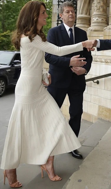 Kate Middleton presents the Art Fund Museum award 2016. Kate Middleton wore Barbara Casasola off-the shoulder knit dress