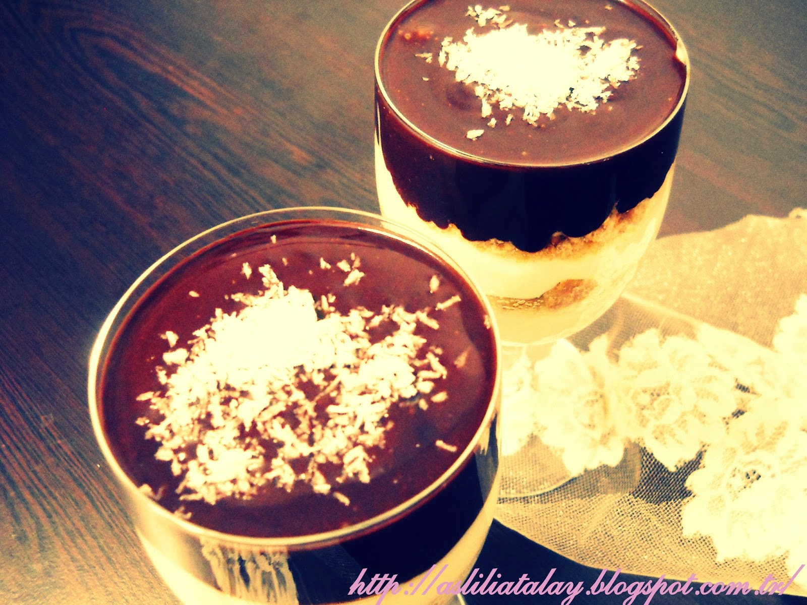 Kadehte Çikolata Soslu Muhallebi