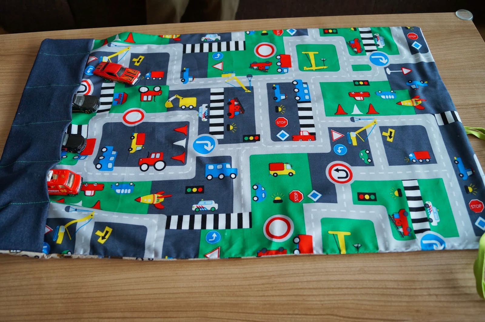 TiLuNiTo - Näh- und Kreativimpulse: Tragbare Matchbox Garage für meinen