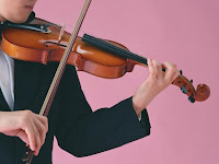músico tocando el violin
