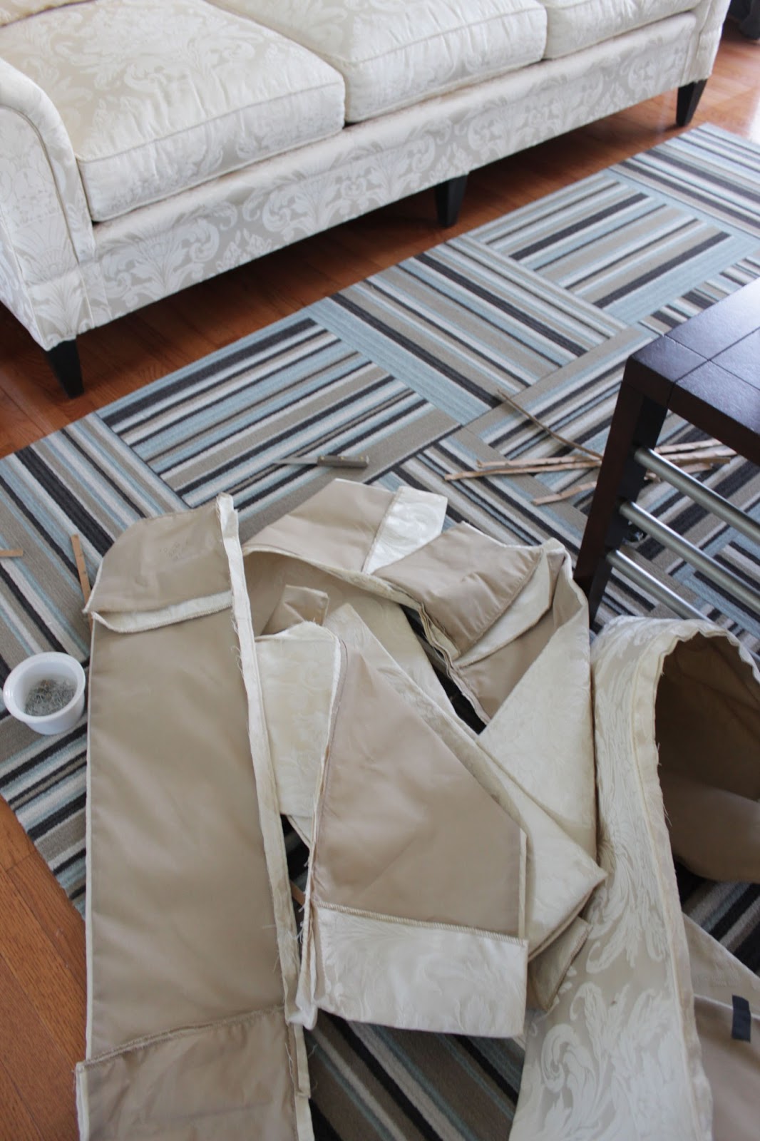 Easy Sofa Makeover Remodelando la Casa