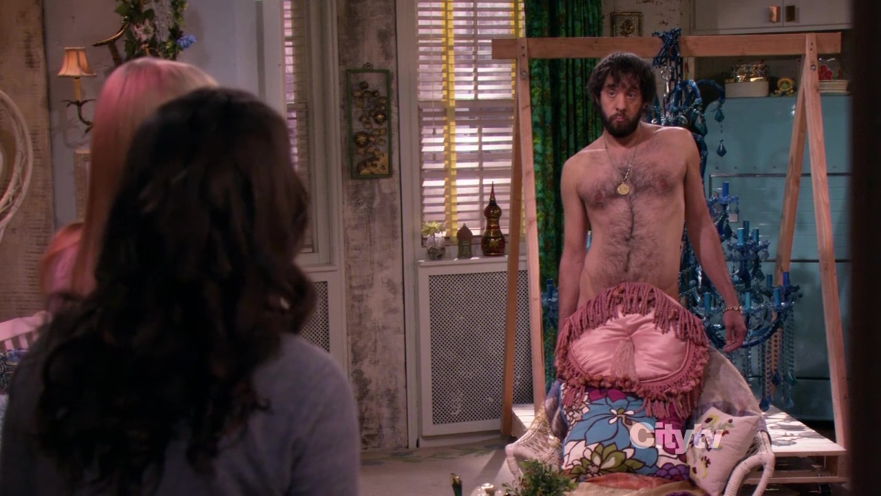 ausCAPS: Jonathan Kite shirtless in 2 Broke Girls 2-08 "And The Egg Special"