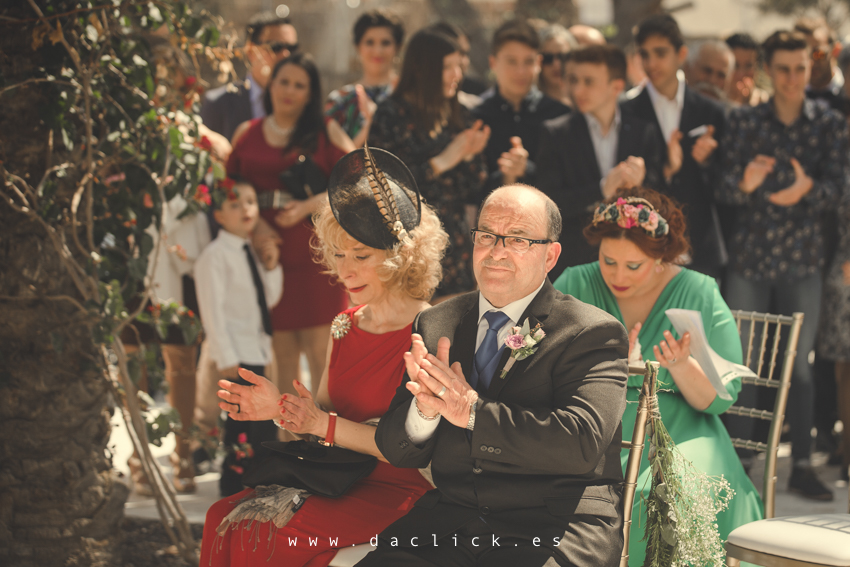 invitados de boda emocionados