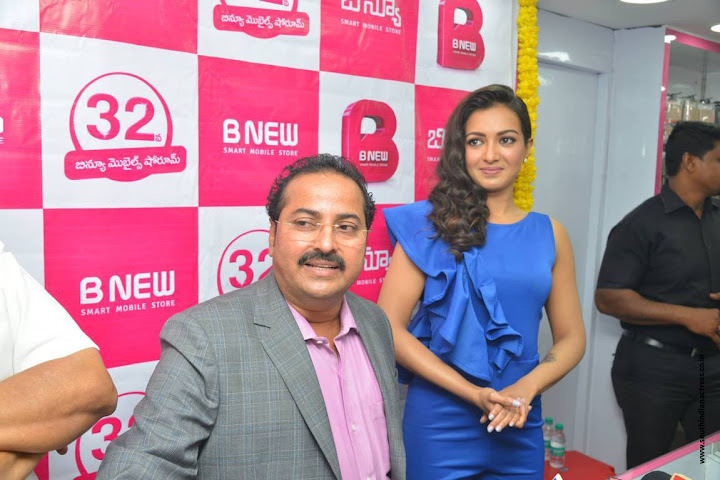 Catherine Tresa launches B New Mobile Store at Eluru