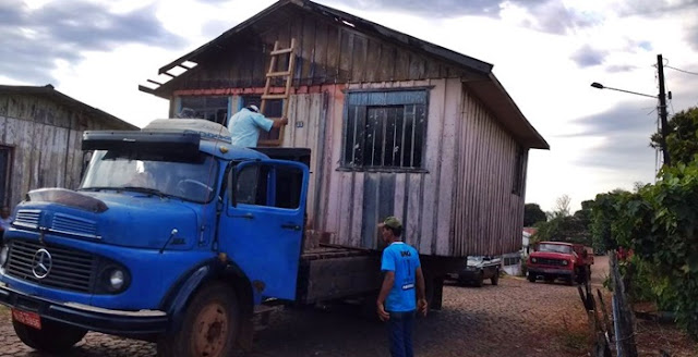 Iretama: Casa inteira é transportada em cima de caminhão