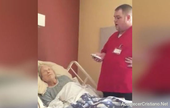 Enfermero canta himnos cristiano en hospital