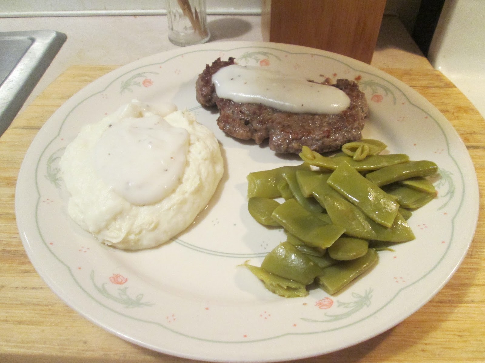 Cubed Steak w/ White Gravy, Mashed Potatoes, and Cut Italian Beans