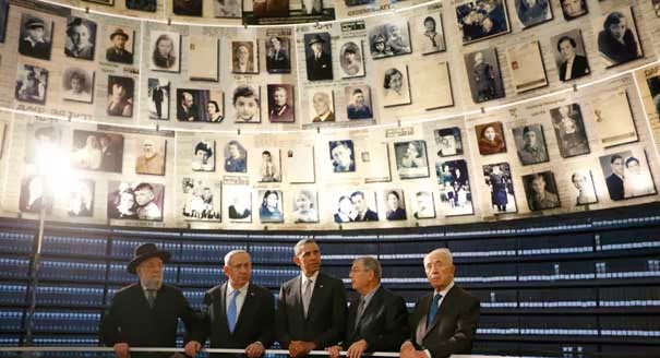 Президент США Обама в мемориальном музее холокоста в окружении еврейских лидеров