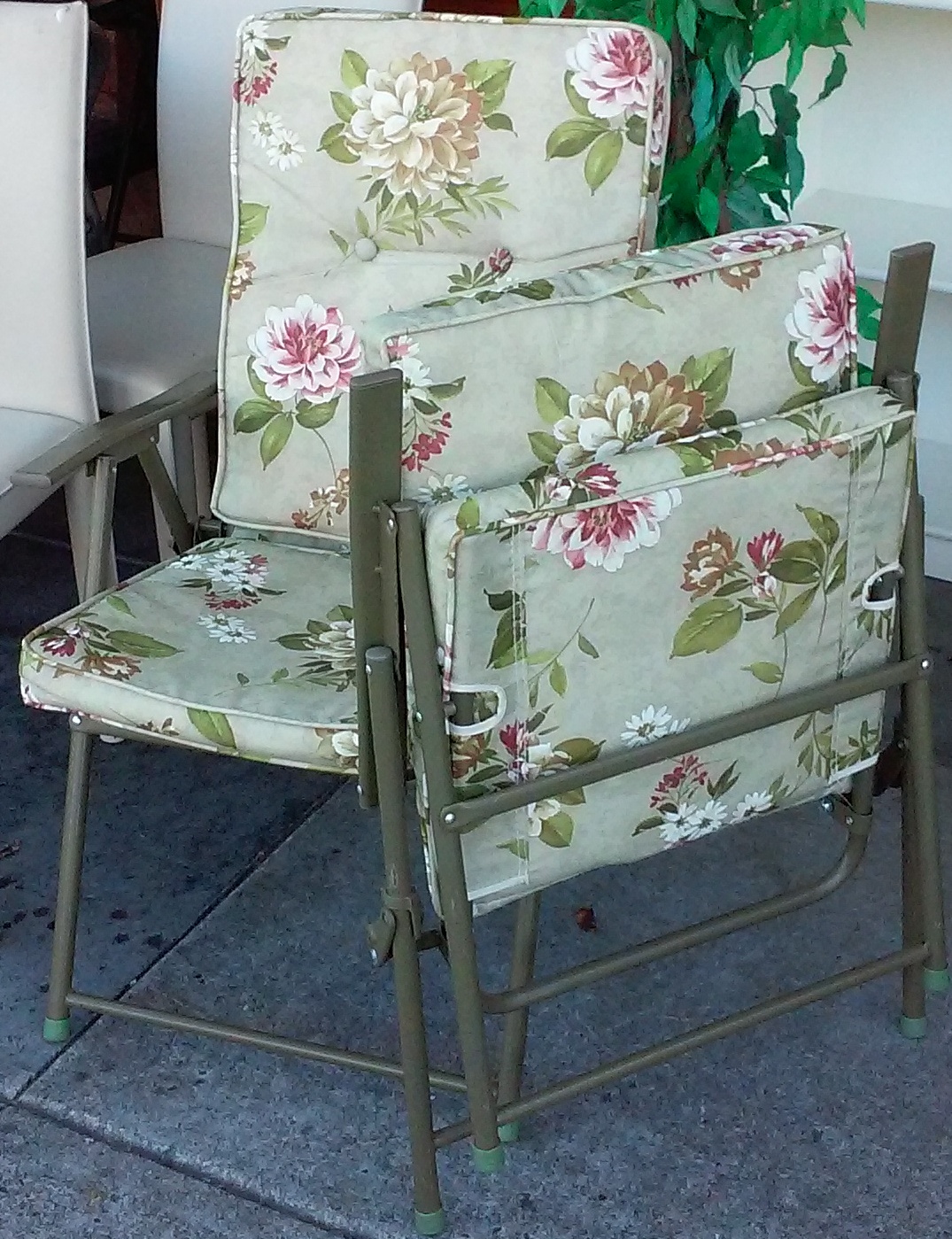 UHURU FURNITURE & COLLECTIBLES SOLD Pair of Floral Folding Patio