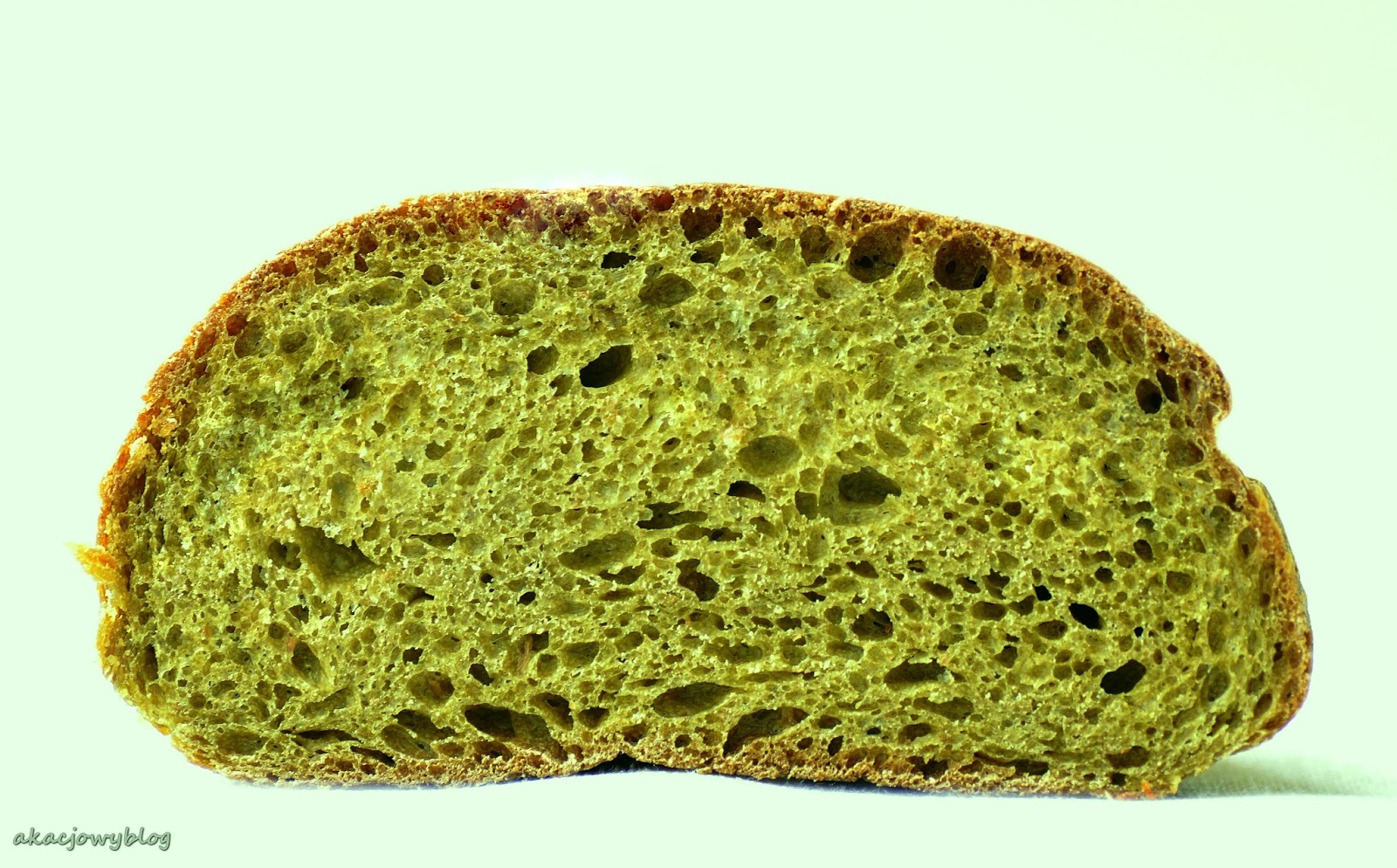 Chleb jęczmienny z owczym serem i kminkiem. 