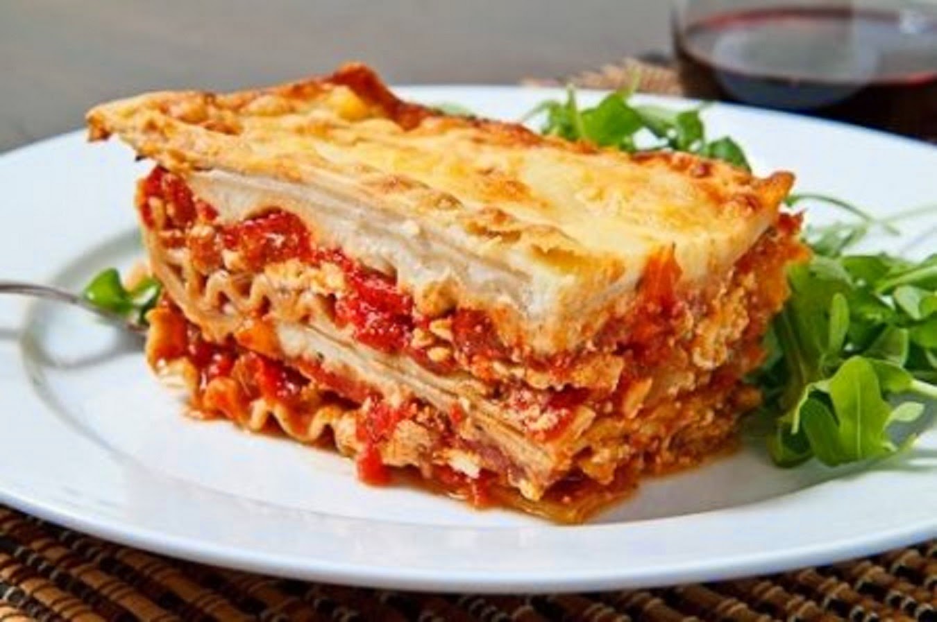 Лазанья с помидорами, сыром и ветчиной