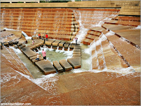 Fort Worth Water Garden: Active Water Pool Fort Worth Water Garden: Active Water Pool