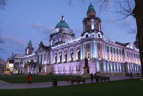 Belfast, city hall, kaupungintalo iltavalaistuksessa