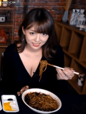 먹방하는 시노자키 아이