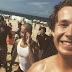 No Rio de Janeiro, Justin Bieber curte praia e interage com fãs