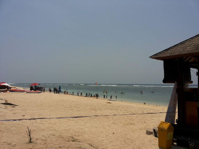 Hamparan pasir putih dan ombak yang tenang di Pantai Pandawa Bali