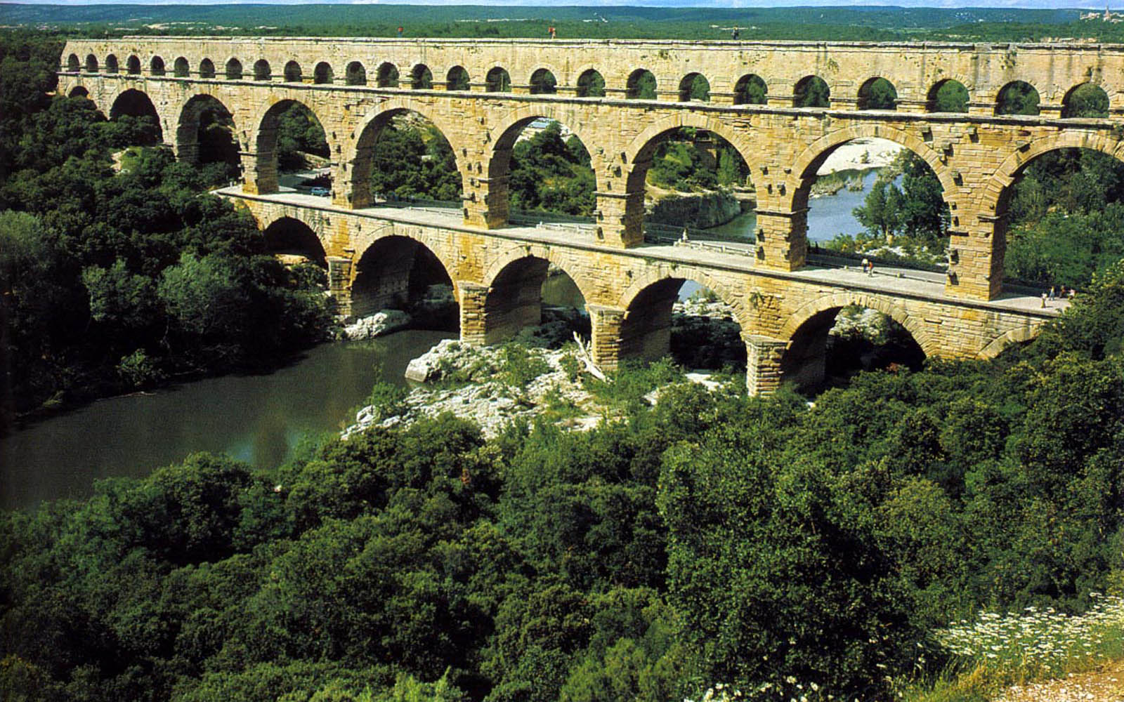 Римский водопровод. Пон-дю-гар Франция. Акведук Пон-дю-гар древний Рим. Архитектура Рима акведук Пон дю гар. Акведук Гардский мост.