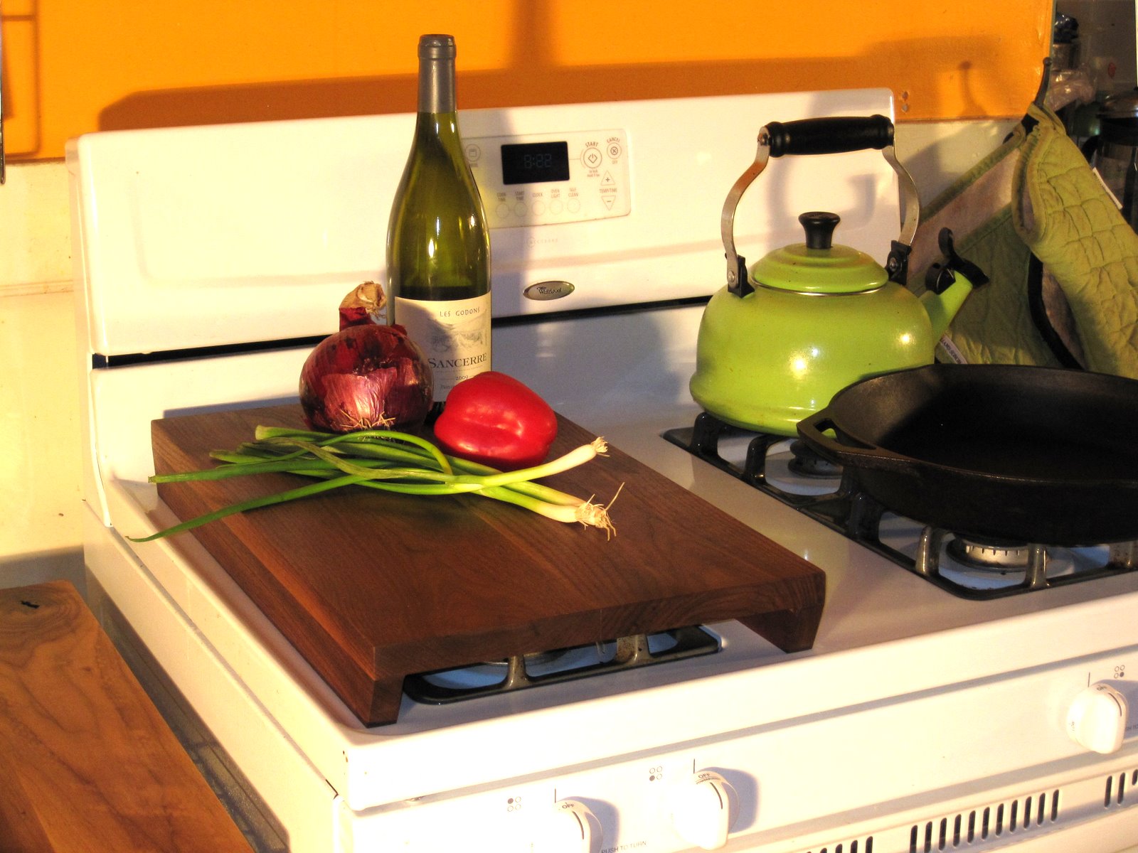 As The Saw Blade Turns STOVE CHOP!! A Walnut Stove Top Cutting Board