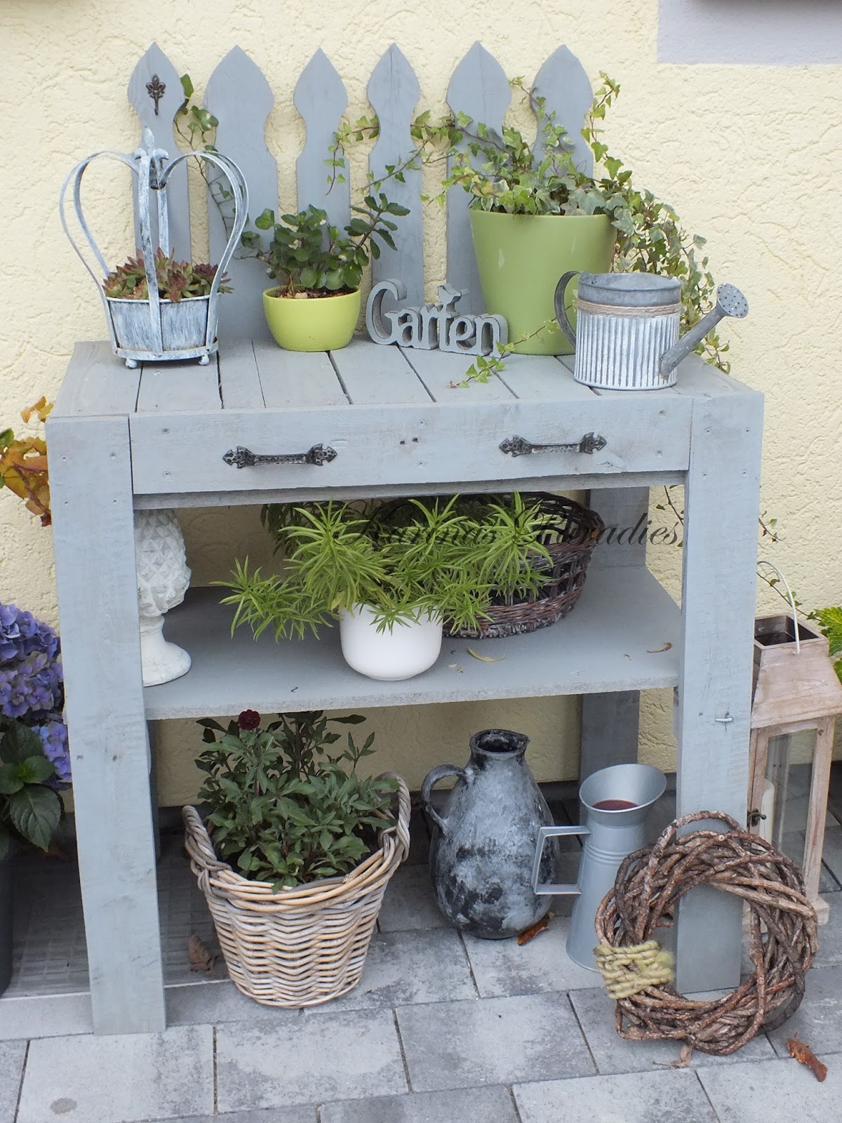 Karinas Paradies DIY Pflanztisch aus Paletten und Lieblingsecke im Juli
