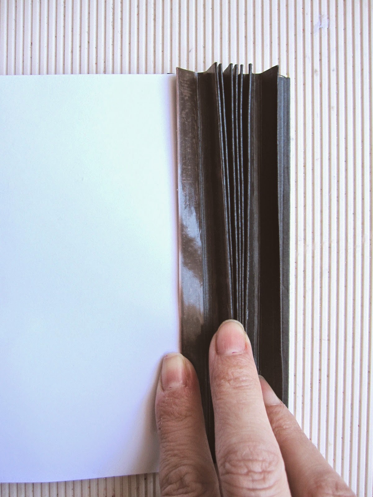 paso 9 tutorial mini-álbum scrapbook, cómo pegar cinta adhesiva de doble cara en las pestañas interiores del lomo