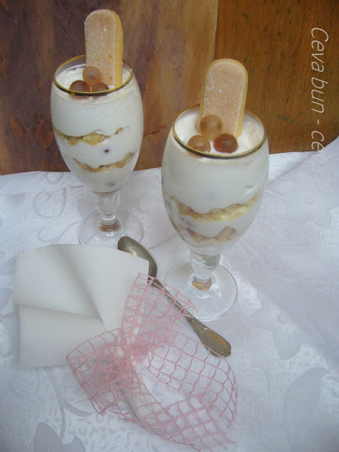 Crema de iaurt cu struguri la pahar