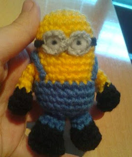 http://translate.google.es/translate?hl=es&sl=en&tl=es&u=http%3A%2F%2Fcyberglass.deviantart.com%2Fart%2FLittle-minion-amigurumi-with-pattern-417539665