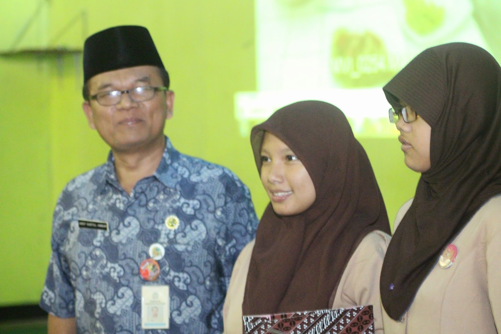 PENYERAHAN PIAGAM PENGHARGAAN DAN CENDERAMATA UNTUK PEMUSTAKA TERAKTIF