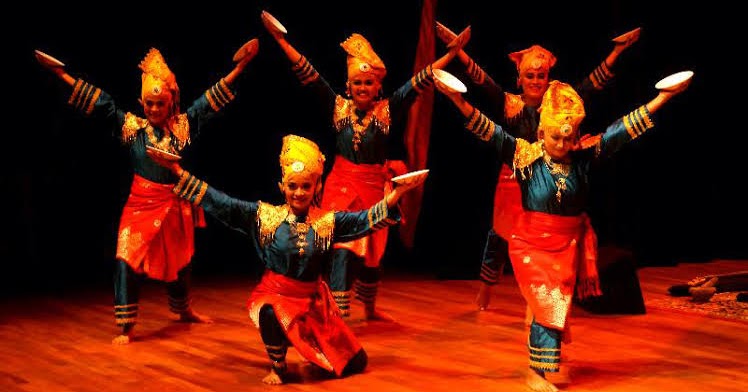 Cara Membandingkan dan Menganalisis Pola Lantai Gerak Tari Nusantara