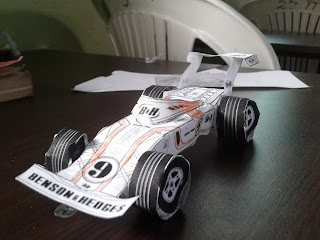 carro formula1 terminado usando moldes de papel.