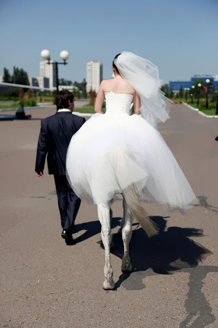 la novia con piernas de caballo